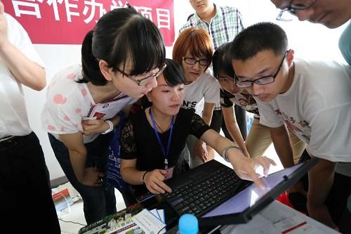 高招咨詢會(huì)現(xiàn)場(chǎng)火熱，信息咨詢助力考生圓夢(mèng)大學(xué)